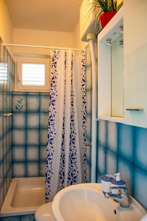 Apartment Tony - 2Bdr Beachfront Jadrija Esterno foto