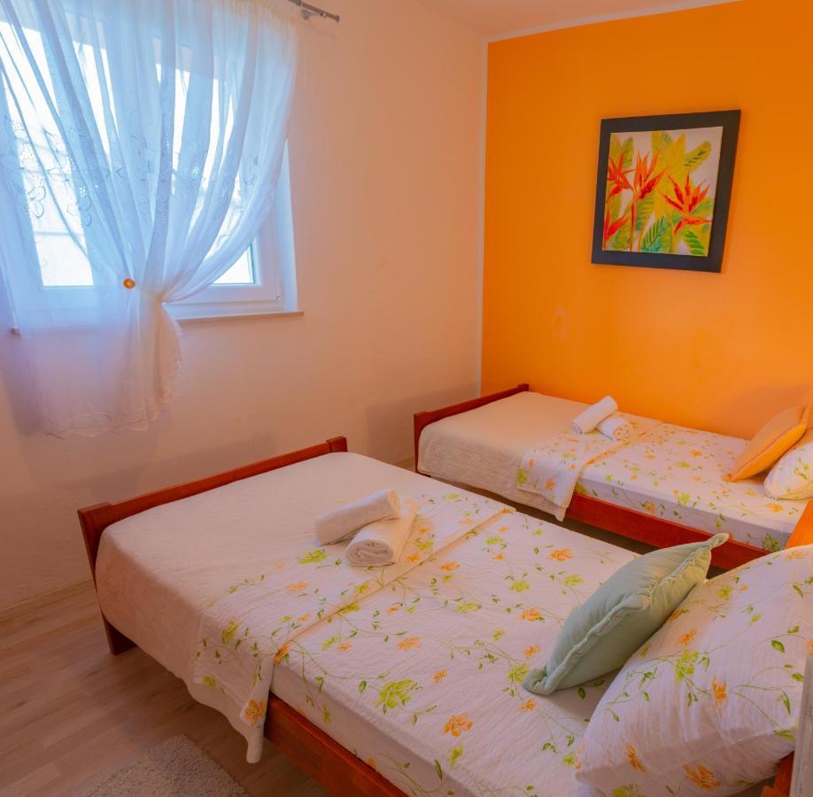 Apartment Tony - 2Bdr Beachfront Jadrija Esterno foto