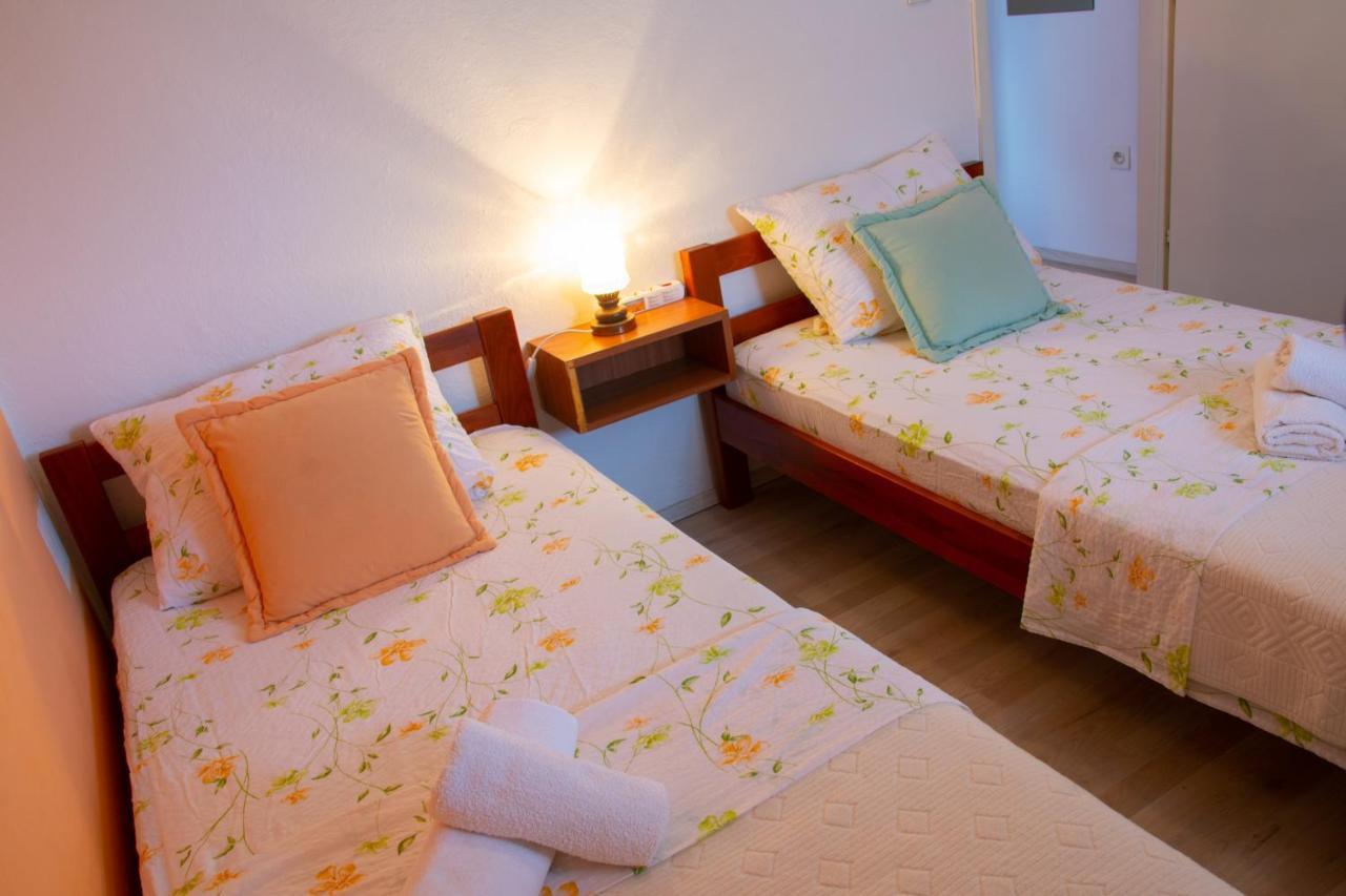 Apartment Tony - 2Bdr Beachfront Jadrija Esterno foto